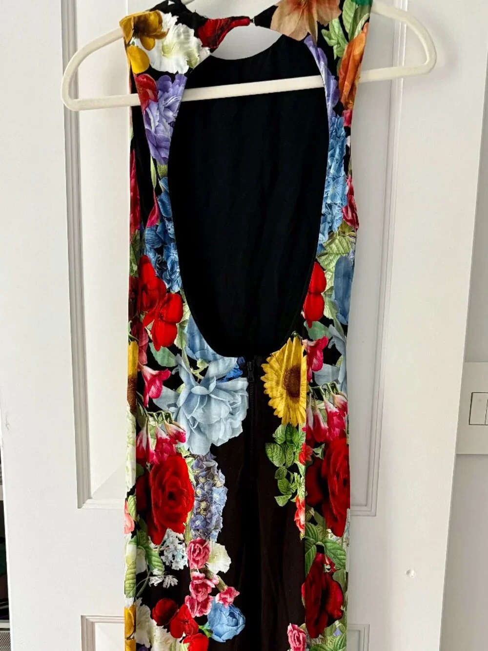 Alice + Olivia Delora Floral Open Back Maxi Dress - Picture 4 of 6